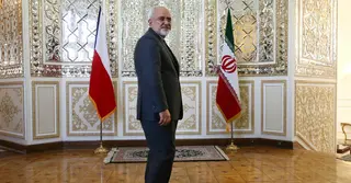 সুযোগের কাজে লাগিয়ে যুক্তরাষ্ট্রের সঙ্গে চুক্তির পরামর্শ দিলেন ইরানের সাবেক পররাষ্ট্রমন্ত্রী